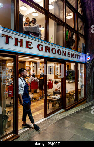 The Groomsmith Barbers, London Bridge Area, London, England Stock Photo