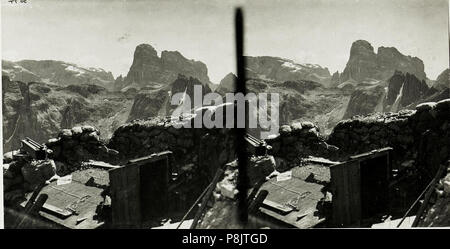 530 Standpunkt Toblingerknoten, Feldwache am Toblingerknoten mit Ausblick gegen Ost auf Bödenknoten, Zwölferkofel. (BildID 15425852) Stock Photo