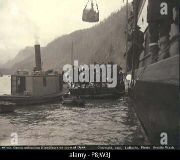 steamer-queen-unloading-klondikers-and-supplies-on-to-a-scow-in-dyea