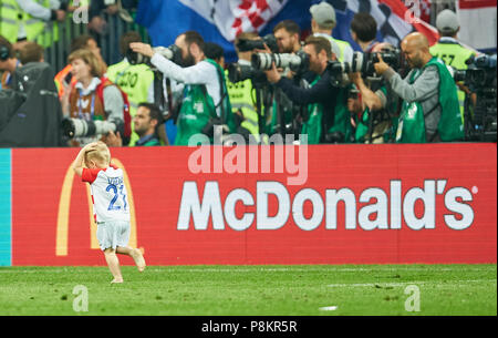 England - Croatia, Soccer, Moscow, July 11, 2018 child of Domagoj VIDA, Croatia Nr.21 funny McDonalds ENGLAND  - CROATIA 1-2 Football FIFA WORLD CUP 2018 RUSSIA, Semifinal, Season 2018/2019,  July 11, 2018 in Moscow, Russia. © Peter Schatz / Alamy Live News Stock Photo