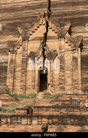 Cracked entrance, Mingun Pahtodawgyi ruins, Myanmar (Burma) Stock Photo