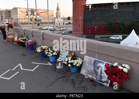 Moscow, Russland. 12th July, 2018. Flowers, memorial commemorating the murder of politician Boris Nemtsov on 27.02.2015 on the Bolshoy Moskvoretsky bridge in Moscow, cityscape, tourism, feature, general, Football World Cup 2018 in Russia from 14.06. - 15.07.2018. | usage worldwide Credit: dpa/Alamy Live News Stock Photo