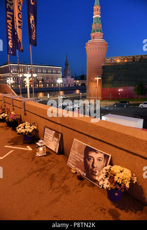 Moscow, Russland. 12th July, 2018. Flowers, memorial commemorating the murder of politician Boris Nemtsov on 27.02.2015 on the Bolshoy Moskvoretsky bridge in Moscow, cityscape, tourism, feature, general, Football World Cup 2018 in Russia from 14.06. - 15.07.2018. | usage worldwide Credit: dpa/Alamy Live News Stock Photo