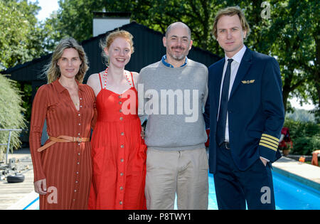 Germany, Wedel. 13th July, 2018. Actors Nele Mueller-Stoefen (L-R), Matilda Berger, director Edward Berger and actor Lars Eidinger on set of the film 'Geschwister'. Credit: Axel Heimken/dpa/Alamy Live News Stock Photo
