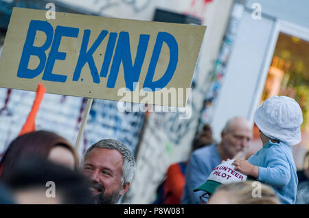 Germany, Hamburg. 13th July, 2018. Demonstrators in the district of St. Pauli carry signs reading 'Be Kind'. The protest for sea rescue of refugees in the Mediterranean is happening under the slogan 'Seebrücke · Schafft sichere Häfen!'. Credit: Axel Heimken/dpa/Alamy Live News Stock Photo