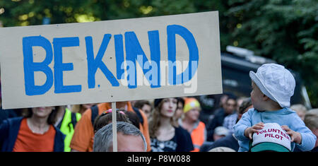 Germany, Hamburg. 13th July, 2018. Demonstrators in the district of St. Pauli carry signs reading 'Be Kind'. The protest for sea rescue of refugees in the Mediterranean is happening under the slogan 'Seebrücke · Schafft sichere Häfen!'. Credit: Axel Heimken/dpa/Alamy Live News Stock Photo