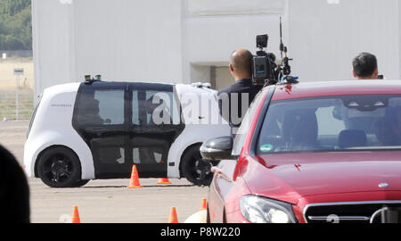 Germany, Berlin. 10th July, 2018. China's prime minister Li Keqiang and German chancellor Angela Merkel partake in an autonomous drive at Tempelhof airport inside a Sedric during the 5th German-Chinese government consultations. The Sedric is the first Concept Car of the Volkswagen Group. Credit: Wolfgang Kumm/dpa/Alamy Live News Stock Photo