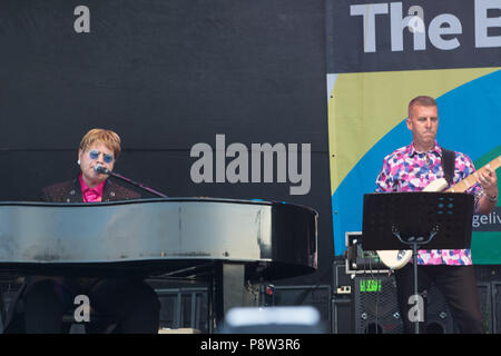Cambridge UK, 2018-07-13. The cambridge Big weekend is held on Parkers Piece over the whole weekend with tonight various artists performing along with a French Market, one of the bands performing was Swagger a 5 peice rock and funck band Credit: kevin Hodgson/Alamy Live News Stock Photo