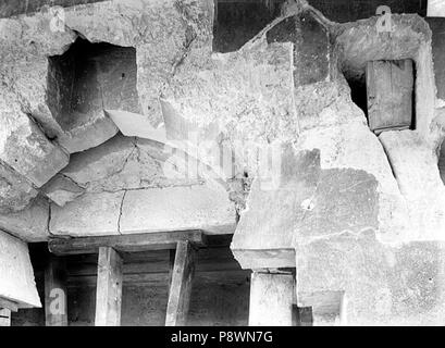 80 Château - Donjon, Linteau du pont-levis au 1er étage - Vincennes - Médiathèque de l'architecture et du patrimoine - APMH00016770 Stock Photo