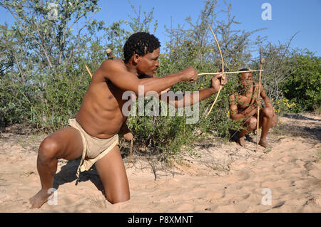 Botswana: Two Naro-Bushmen are hunting in the Kalahri-desert Stock Photo
