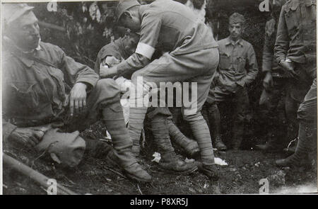 277 Erste Hilfe für Verwundete am Lomplateau. (BildID 15602529) Stock Photo