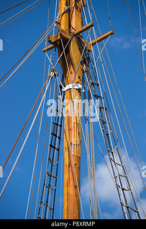 Detail of the mast and rigging of a large sailing boat Stock Photo