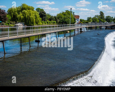 Walkway on Wier, Hambleden Lock and Weir, River Thames, Berkshire, England, UK, GB. Stock Photo