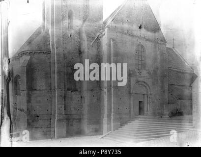 267 Eglise Notre-Dame - Façade nord - Château-Landon - Médiathèque de l'architecture et du patrimoine - APMH00023267 Stock Photo