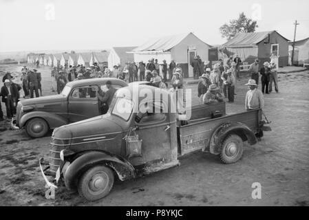 Japanese-American Farm Workers Getting Ready to Leave Farm Security Administration (FSA) Mobile Camp to Work in Fields, Nyssa, Oregon, USA, Russell Lee, Farm Security Administration, July 1942 Stock Photo