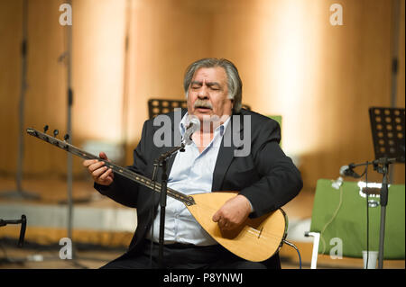 Arif Sağ playing Turkish traditional instrument Saz in Turkish concert Stock Photo