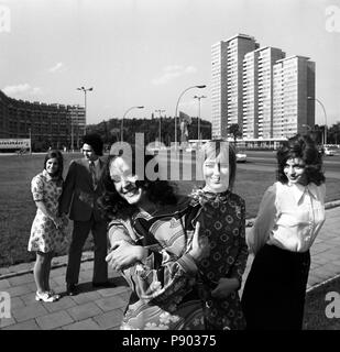 Berlin, GDR, young people wear the latest summer fashion at Leninplatz Stock Photo