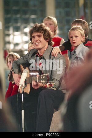 Berlin, GDR, musician Frank Schoebel sings with a children's group songs of the record Come on, we paint a sun Stock Photo