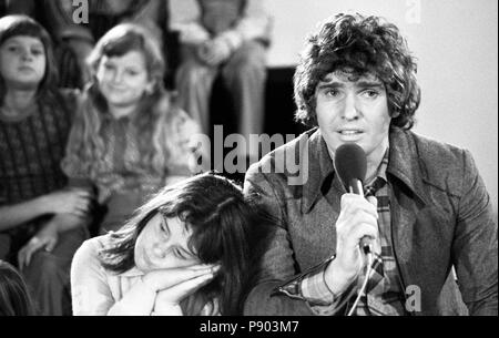 Berlin, GDR, musician Frank Schoebel sings with a children's group songs of the record Come on, we paint a sun Stock Photo