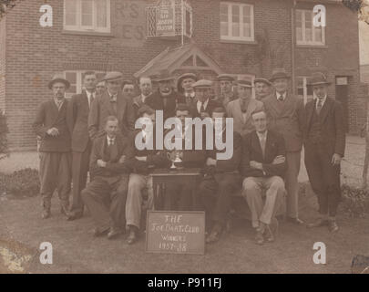 The Sir Joseph Paxton Pub Darts Club Team Winners 1937-1938. Address of 272 Hunts Pond Road, Locks Heath, Hampshire, England Stock Photo