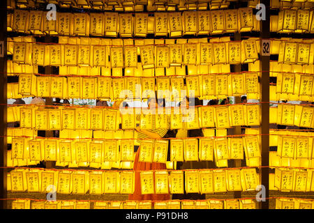 Tokyo, Japan, 13 July 2018. Young ladies enjoy paper lanterns during the Mitama Matsuri summer festival at Yasukuni Shrine on July 13, 2018 in Tokyo, Japan. The four-day traditional festival takes place during Tokyo's Bon period in July attracting about 300,000 visitors, according to the shrine. July 13, 2018 Credit: Nicolas Datiche/AFLO/Alamy Live News