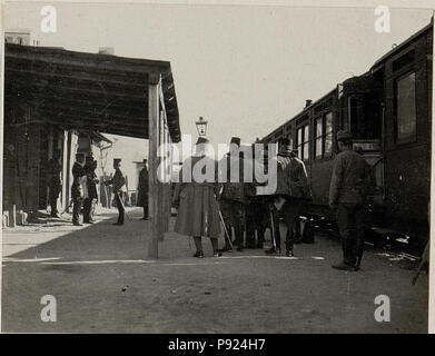 37 Ankunft in Castelnuovo und Bergrüssung durch das Kriegshafenkommando. Aufgenommen in Castelnuovo am 12. Februar 1916. (BildID 15532437) Stock Photo