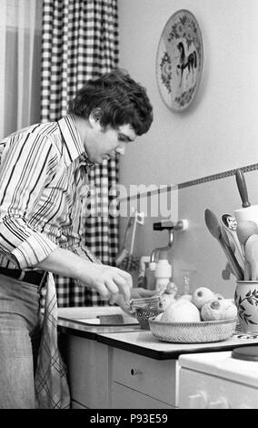 Berlin, GDR, musician Frank Schoebel at the kitchen work Stock Photo