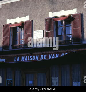 AJAXNETPHOTO. AUVERS SUR OISE, FRANCE. - ARTIST DIED HERE - THE CAFE LA MAISON DE VAN GOGH IN THE VILLAGE. A PLAQUE ON THE FACADE BETWEEN THE FIRST FLOOR WINDOWS READS ' LE PEINTRE VINCENT VAN GOGH VECUT DANS CETTE MAISON ET Y MOURUT LE 29 JULLIET 1890.' - SEEN IN THE MID 1980S.  PHOTO:JONATHAN EASTLAND/AJAX REF:85 2 1 Stock Photo