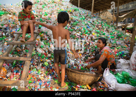 Mother working in plastic recycling factory in Hazaribagh, Dhaka, Bangladesh Stock Photo