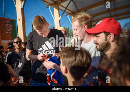 Berlin, Germany. 14th July, 2018. Kristaps Porzingis, power forward with the New York Knicks, giving autographs during the streetball tournament at the Friedrich-Ludwig-Jahn-Sportpark. Credit: Gregor Fischer/dpa/Alamy Live News Stock Photo
