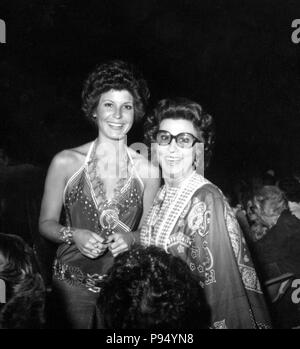 1960's- 1970's - TINA SINATRA WITH HER MOTHER NANCY SINATRA. Credit: Globe Photos/ZUMAPRESS.com/Alamy Live News Stock Photo