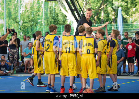 Berlin, Germany. 14th July, 2018. Kristaps Porzingis, power forward with the New York Knicks, with youth players from ALBA Berlin, during the streetball tournament at the Friedrich-Ludwig-Jahn-Sportpark. Credit: Gregor Fischer/dpa/Alamy Live News Stock Photo