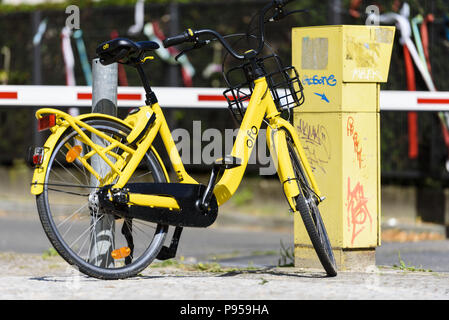 Berlin, Germany. 15th July 2018. A rental bike of the company Ofo in Berlins district Schoeneberg. 15th July, 2018. The rental bike provider Ofo withdraws from Berlin, there are still hundreds of bicycles in the city Credit: Jan Scheunert/ZUMA Wire/Alamy Live News Stock Photo