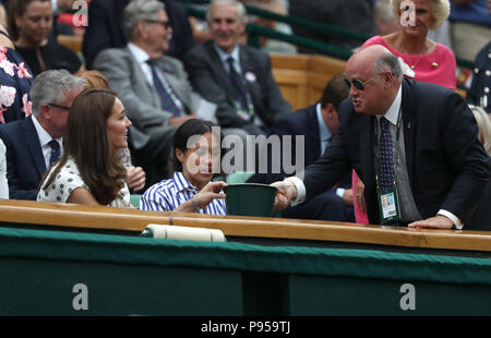 London, UK. 14th July 2018. Kate (Catherine Middleton) Duchess of Cambridge and Meghan Markle, Duchess of Sussex, offered a treat in the Royal Box.  Ladies Finals Day, Day 12 Wimbledon Tennis The Championships, Wimbledon, London, on July 14, 2018. Credit: Paul Marriott/Alamy Live News Stock Photo