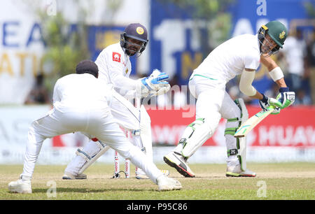 Sri Lanka. 14th July, 2018. South Africa's captain Faf du Plessis (R) watches as Sri Lanka's Angelo Mathews (L) takes a catch to dismiss himm as wicketkeeper Niroshan Dickwella (C) reacts, during the third day of the opening Test match between Sri Lanka and South Africa at the Galle International Cricket Stadium in Galle on July 14, 2018. Credit: Lahiru Harshana/Pacific Press/Alamy Live News Stock Photo