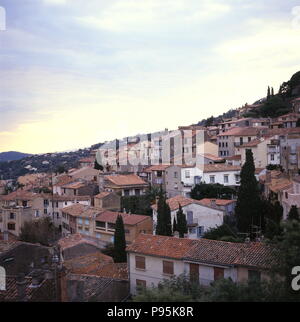 AJAXNETPHOTO. BORMES LES MIMOSAS, FRANCE. - ROOFTOPS - TERRACOTTA TILES OF THE ROOFTOPS OF THE OLD VILLAGE. PHOTO:JONATHAN EASTLAND/AJAX REF:930208 18 Stock Photo