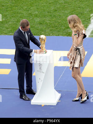 Luzhniki Stadium, Moscow, Russia. 15th July, 2018. FIFA World Cup Football  Final, France versus Croatia; Philipp Lahm (World Champion 2014 Germany)  presents the World Cup trophy Credit: Action Plus Sports/Alamy Live News