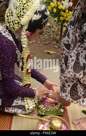 Java Traditional Weeding culture Stock Photo - Alamy