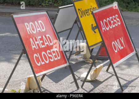 Diversion signs, Oxfordshire UK. 13th May 2018. UK Weather: Diversions signs in Carterton West Oxfordshire, on the streets of Oxfordshire. Stock Photo