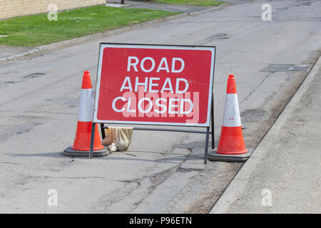 Diversion signs, Oxfordshire UK. 13th May 2018. UK Weather: Diversions signs in Carterton West Oxfordshire, on the streets of Oxfordshire. Stock Photo