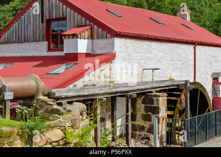 TRADITIONAL OLD WOOL MILL KNOCKANDO MORAY SCOTLAND THE RENOVATED BUILDINGS AND DETAIL OF THE LADE PIPE LEADING TO THE WATER WHEEL Stock Photo