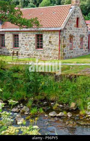 TRADITIONAL OLD WOOL MILL KNOCKANDO MORAY SCOTLAND THE RENOVATED BUILDINGS OF THE MILL AND VIEW OF THE STREAM Stock Photo