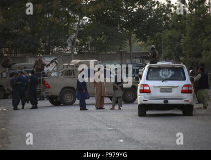 Kabul, Afghanistan. 15th July, 2018. Afghan security force members stand guard at the site of a suicide attack in Kabul, capital of Afghanistan, July 15, 2018. At least eight people, including an assailant, were killed and 17 others wounded after a suicide bomb exploded near a government ministry office in western Kabul on Sunday, authorities said. Credit: Rahmat Alizadah/Xinhua/Alamy Live News Stock Photo