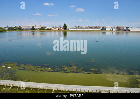 Walthamstow Wetlands, London, UK. 15th July 2018. A hot and sunny day the reservoirs at Walthamstow Wetlands. Credit: Matthew Chattle/Alamy Live News Stock Photo