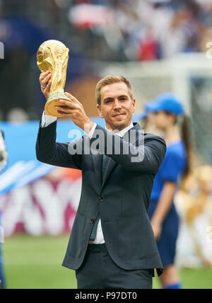 Moscow, Russland. 15th July, 2018. Philipp Lahm (World Champion 2014  Germany) presents the World Cup trophy with Natalia Vodianova (r).  GES/Football/World Championship 2018 Russia, Final: France - Croatia,  15.07.2018 GES/Soccer/Football, Worldcup 2