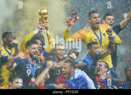Award ceremony: UPAMECANO Dayot (FRA) walks past the trophy, cup, trophy,  disappointment, frustrated, disappointed, frustrated, rejected, left:  GUENDOUZI Matteo (FRA). Game 64, FINAL Argentina - France 4-2 nE (3-3) on  December 18th