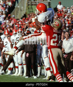 San Francisco, California, USA. 28th Oct, 1990. San Francisco 49ers vs Cleveland  Browns at Candlestick Park Sunday, November 28, 1990. 49ers beat Browns  20-17. Browns quarterback Bernie Kosar (19) and running back