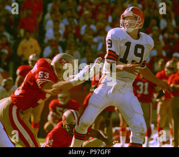 San Francisco, California, USA. 28th Oct, 1990. San Francisco 49ers vs Cleveland  Browns at Candlestick Park Sunday, November 28, 1990. 49ers beat Browns  20-17. Browns running back Kevin Mack (34) attempts to