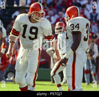 San Francisco, California, USA. 28th Oct, 1990. San Francisco 49ers vs Cleveland  Browns at Candlestick Park Sunday, November 28, 1990. 49ers beat Browns  20-17. Browns quarterback Bernie Kosar (19) and running back