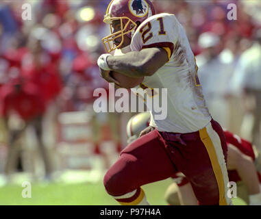 San Francisco, California, USA. 9th Jan, 1993. San Francisco 49ers vs. Washington  Redskins at Candlestick Park Saturday, January 9,1993. 49ers Beat Redskins  20-13. San Francisco 49ers linebacker Keith DeLong (59) grabs Washington